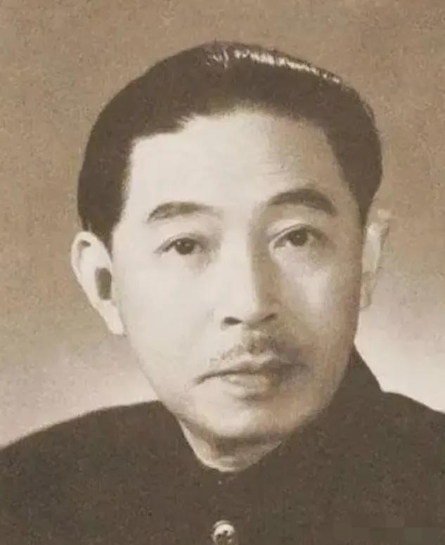 1928年，32岁的茅盾出轨23岁的女学生秦德君。不久后，秦德君怀孕，茅盾一把将