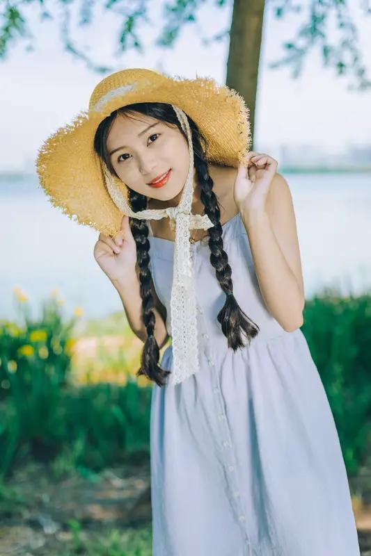 想短时间变得有气质，可从多方面入手。外在形象上，打理头发很重要，没时间去理发店，