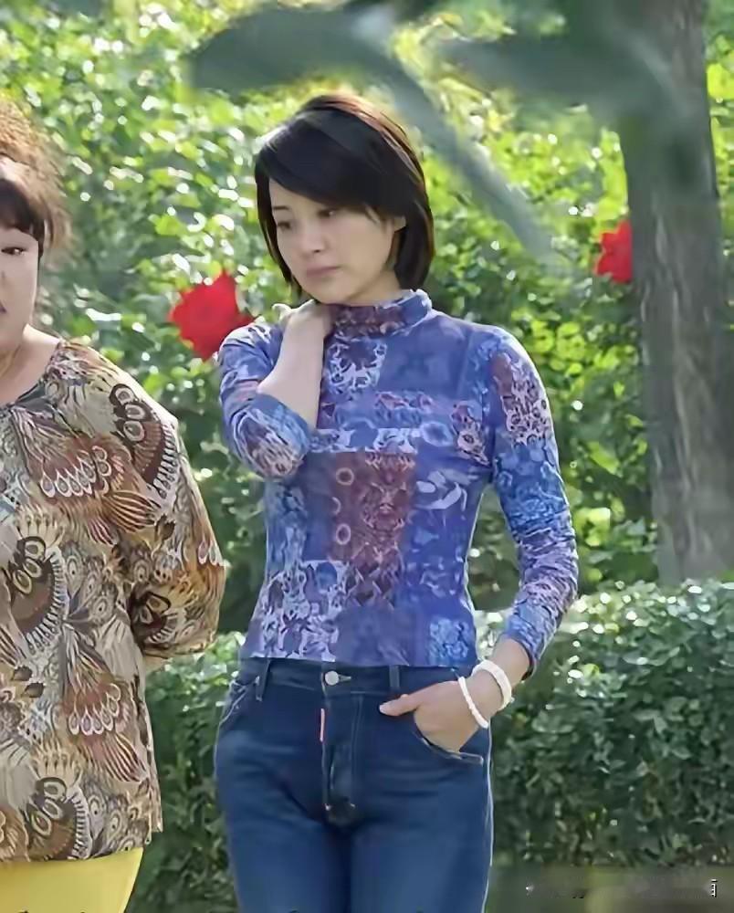 大美女许晴穿上普通的衣服和牛仔裤，站在街边其实也跟我们普通人没什么两样。 

本