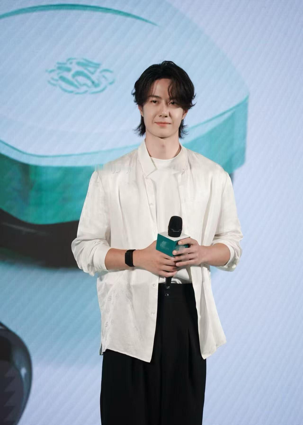 王一博白衬衫卷发见到28岁的王一博了 “温润”不止是白丝绸衬衫穿出来的，更是王一