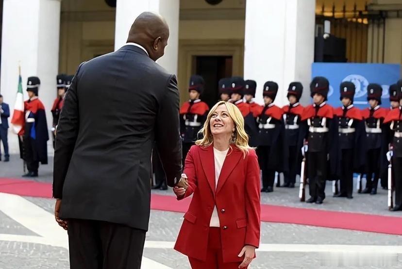 凤凰新闻【意大利美女总理梅洛尼欢迎莫桑比克总统丹尼尔•查波，这身高差太萌了】梅洛