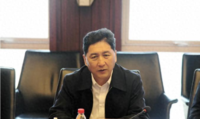 那位曾经风光无限的中冶交通建设集团董事长冷铁松，现在可是成了热点人物呢！他曾经是