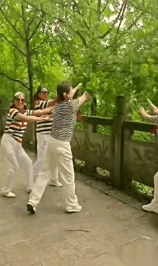 一个视频在网上冒出来，镜头里是四个穿着同款连衣裙的女人。
她们脖子上，还系着鲜红