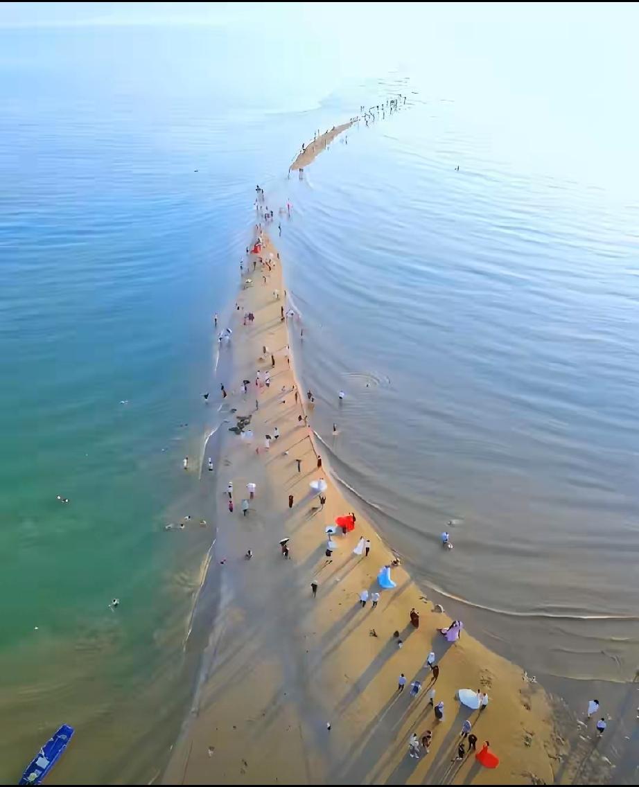 北海爆红秘境鱼骨沙洲：限时现身的海景，藏着最通透的人生。
 
藏在北海地角大王宫