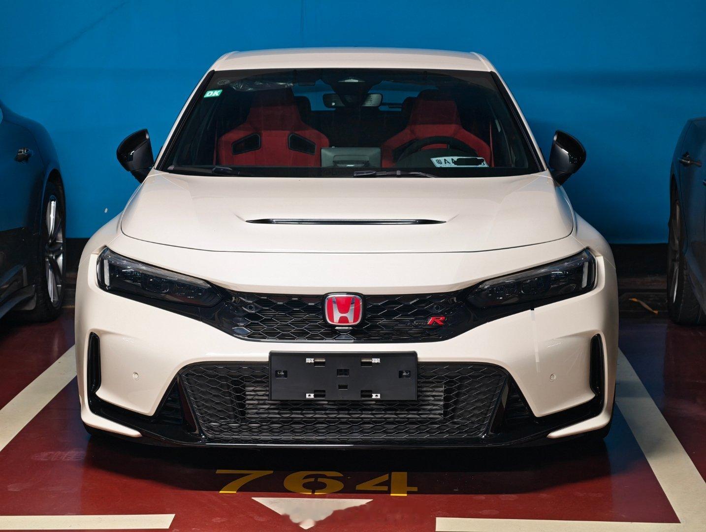 地库惊现本田思域 TypeR，有品味。 