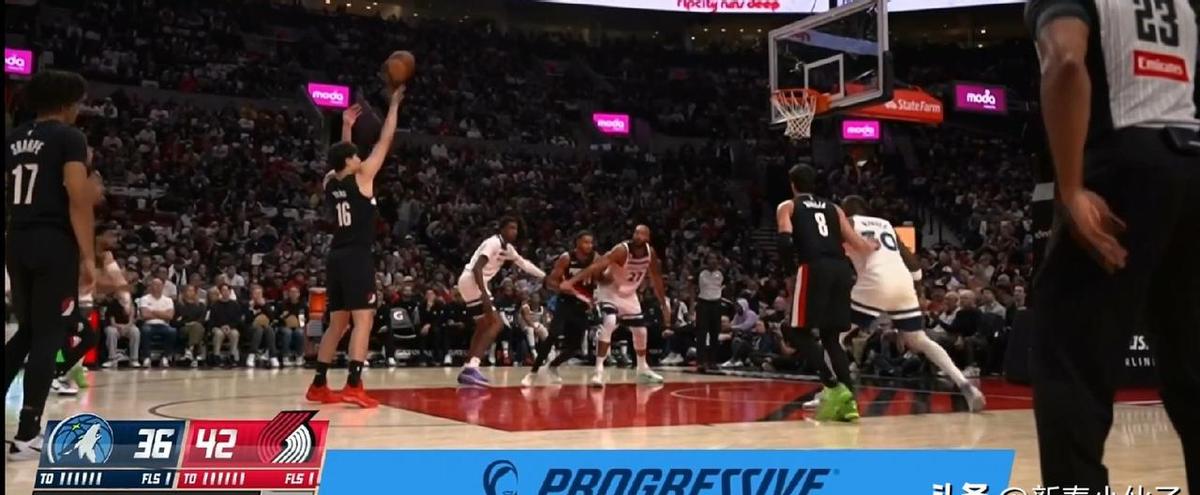 他上场了，没喊口号，没刷数据，两罚全中，NBA的记分牌上，第一次有了杨瀚森的名字