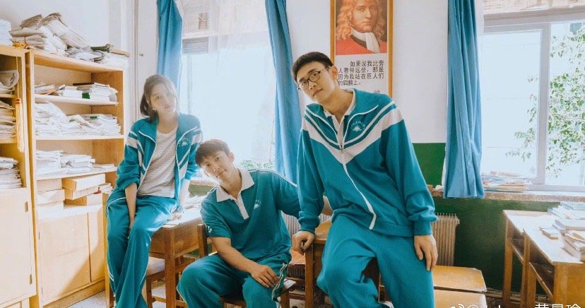 当年教室里的铁三角再度同框，满满都是青春的回忆！时光匆匆，情谊不变，每一次同框都