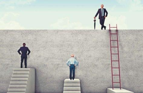 下等销售靠硬推，中等销售靠技巧，顶级销售赢在这一点！
 
职场里常说自愈分层次，