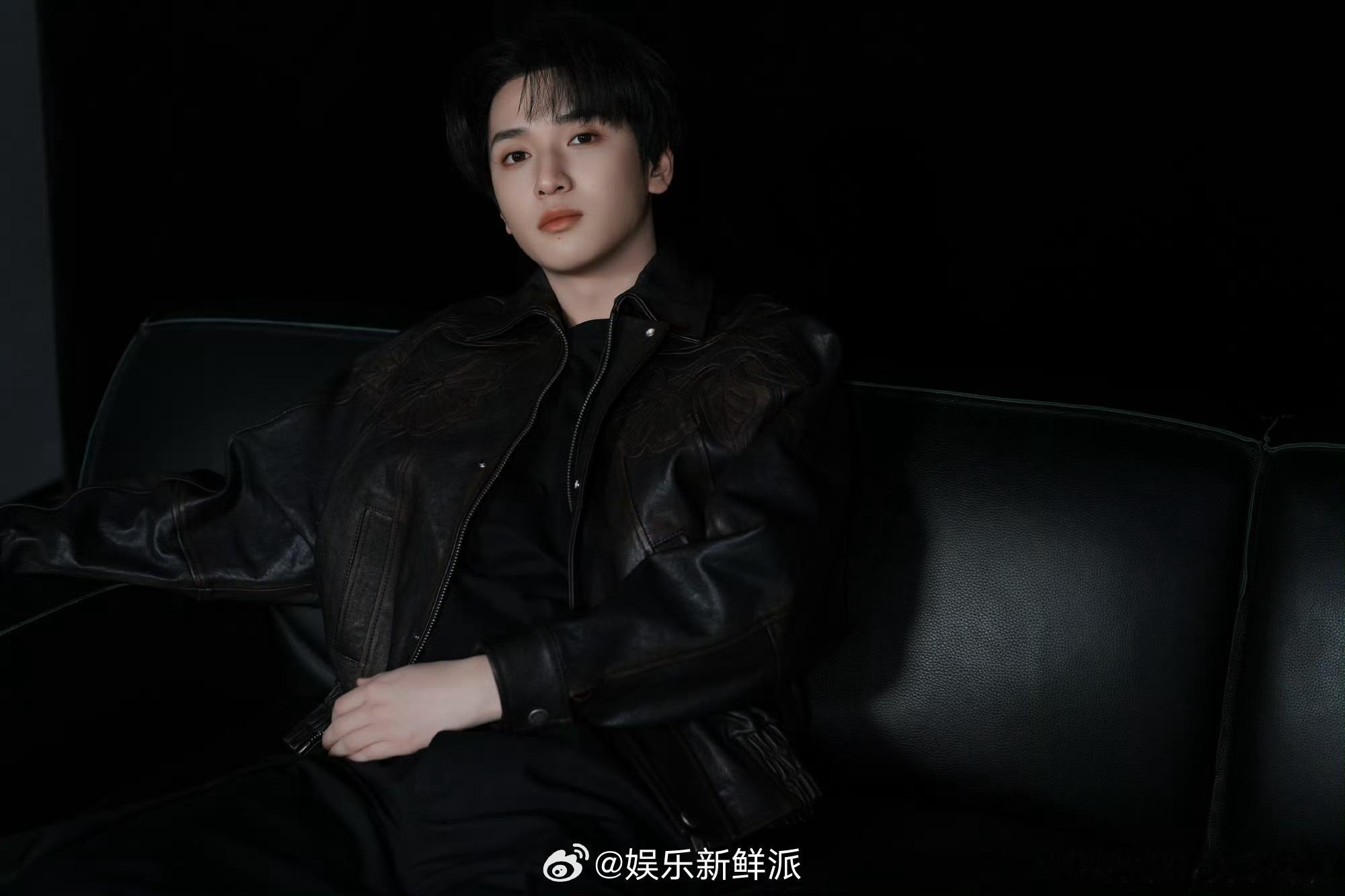 派酱安利 严浩翔来财golden合照 这组图片中，有三只小猫很可爱！身着皮衣，有