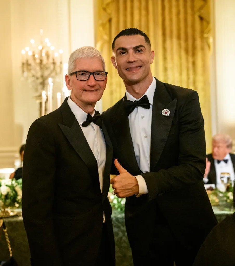 Cristiano Ronaldo 与 Apple CEO Tim Cook 在
