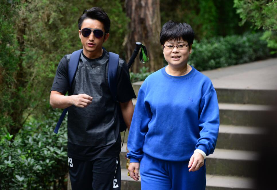 镜头拍下真实一幕！丈母娘句句扎心，风光无限的邹市明在家毫无地位

邹市明最近和家