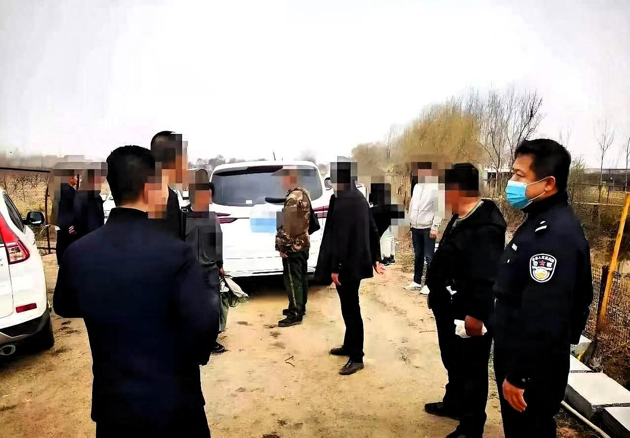 小伙在农村抓到剧毒野生蛇，专家非要逼着他放生，结果小伙一句话把专家怼得哑口无言：