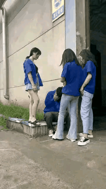 三个女人光天化日之下，调戏一个男人，应该是耍流氓吧，男人为什么不报警。