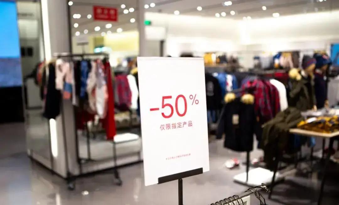 和一位卖羽绒服的老板聊到聊，他透露了三个消息，让我感到很震撼！

这位老板姓周，