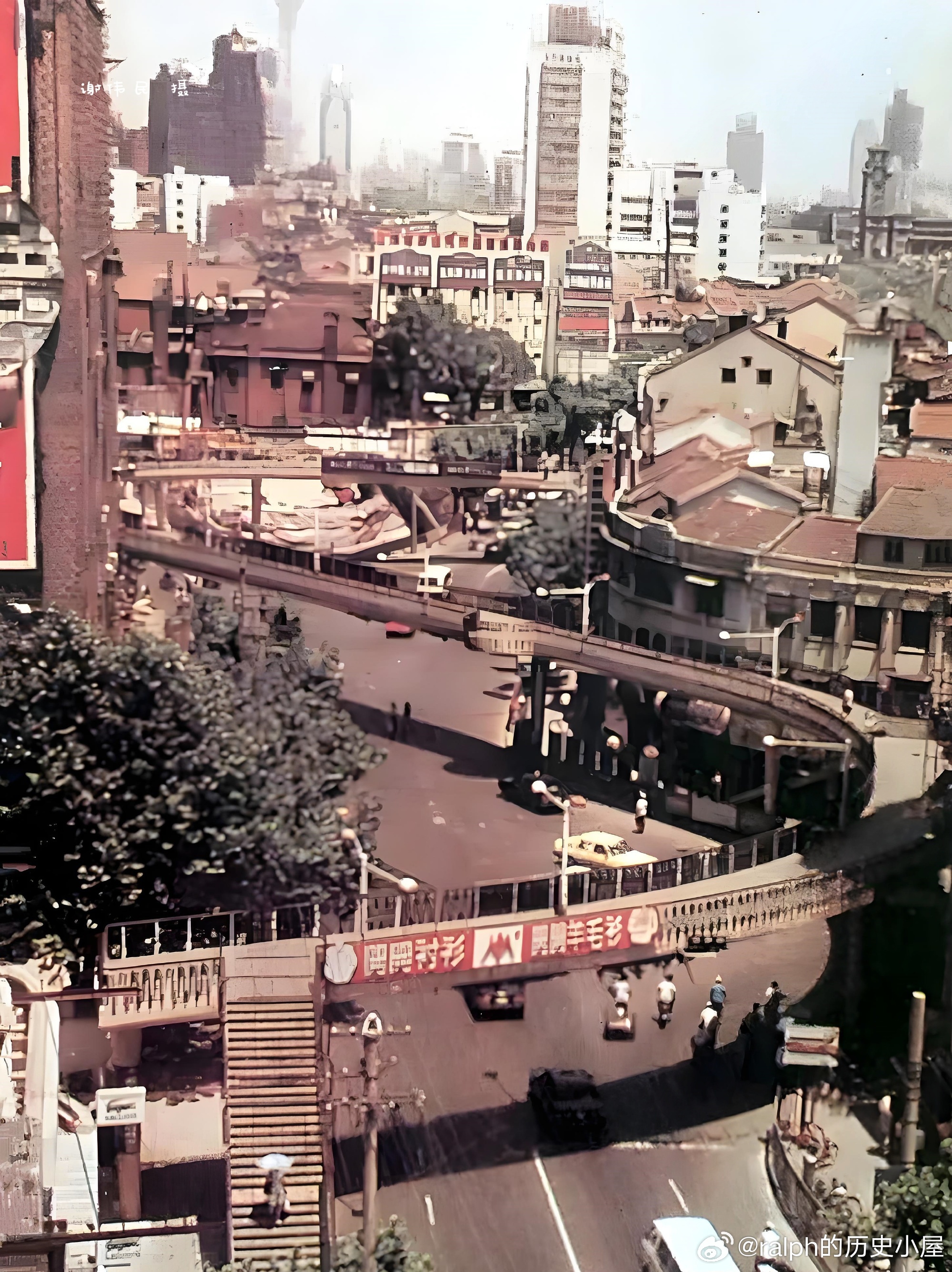 1988年12月18日上海闹市区的“王家沙天桥”建成正式通行。该天桥横跨上海的南