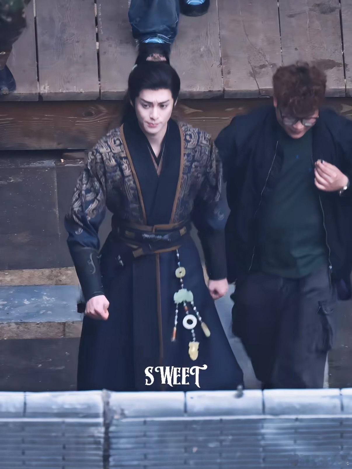 王鹤棣将门独后黑金造型王鹤棣黑金造型路透王鹤棣黑金造型路透。帅的。真是不错 