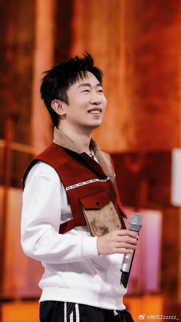 王传君吓杨迪误伤穆祉丞周五晚高疯杨迪讲恐怖片经历烘托气氛，王传君突然突袭，意外吓