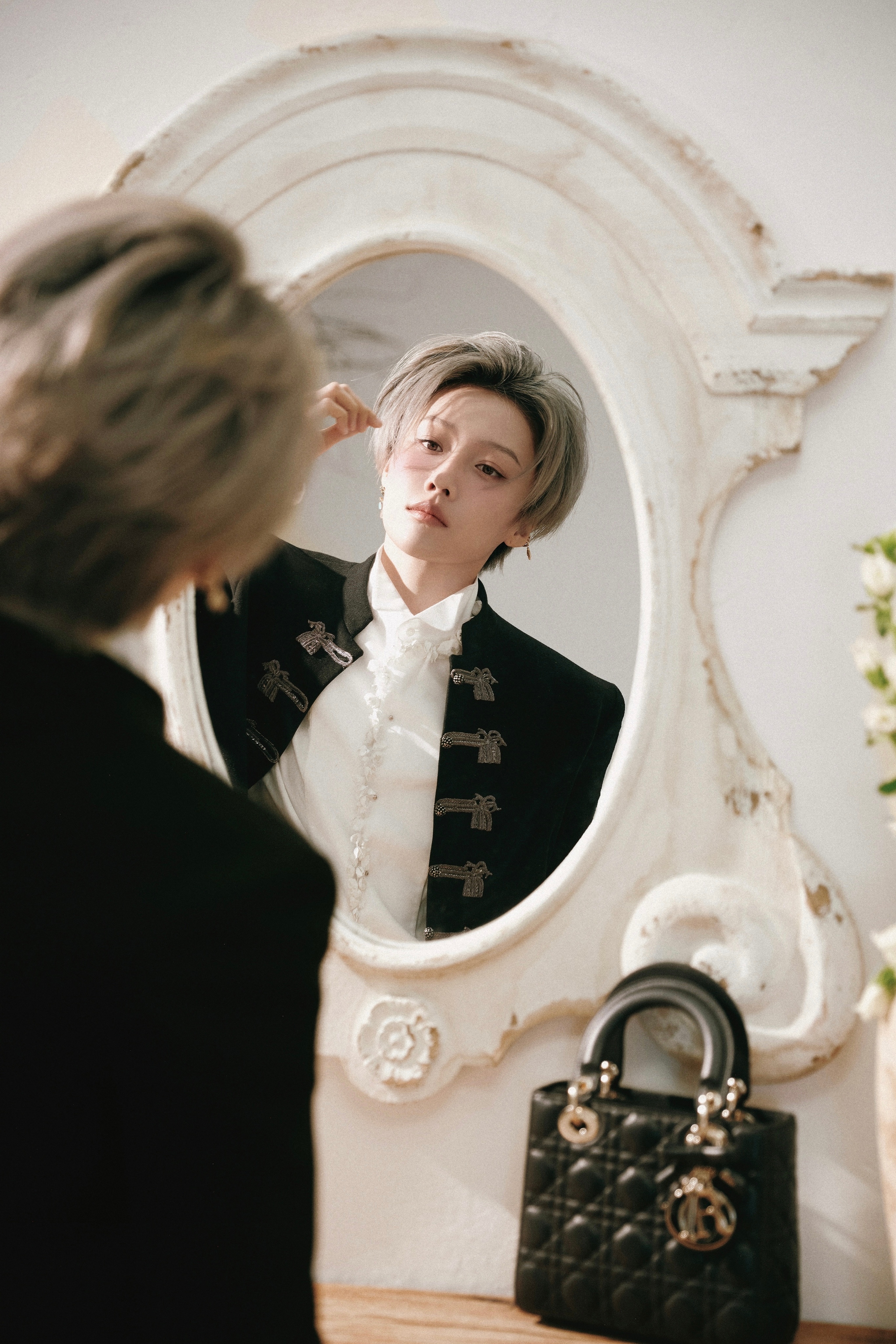 刘雨昕今日出席北京迪奥之家开幕盛典造型大片，身着Dior by Jonathan