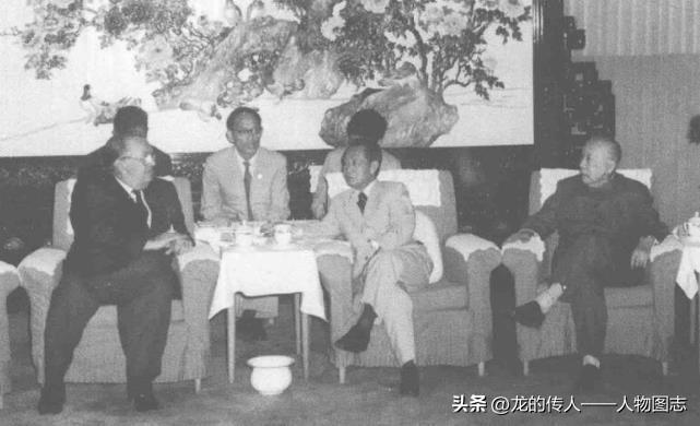 1983年10月4日伍修权(右)陪同中央领导(中)接见南斯拉夫内务部长斯坦奈·多