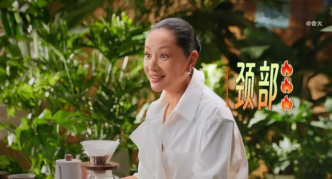 瞿颖 颈部艺人翟颖姐这个活人感真的十足，把自己定位为“颈部艺人”，突然想起荣耀R