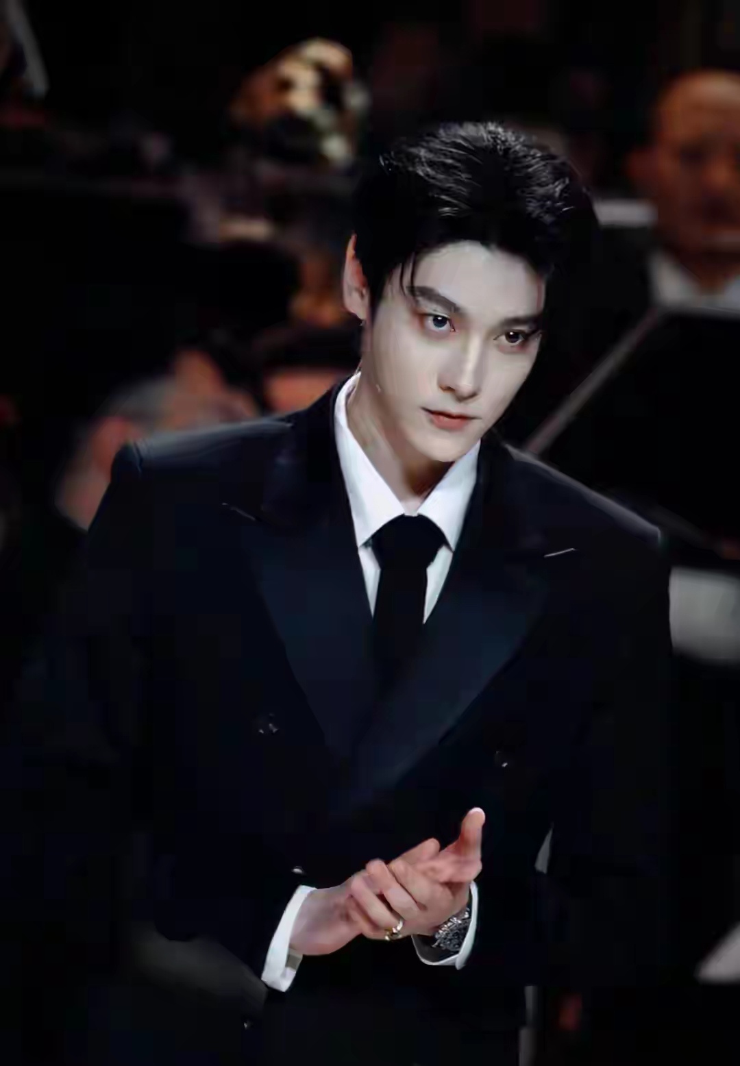 帅得也太犯规了吧，完全长在我审美点上，虽然不认识，但颜值真的狠狠戳中我了👍 