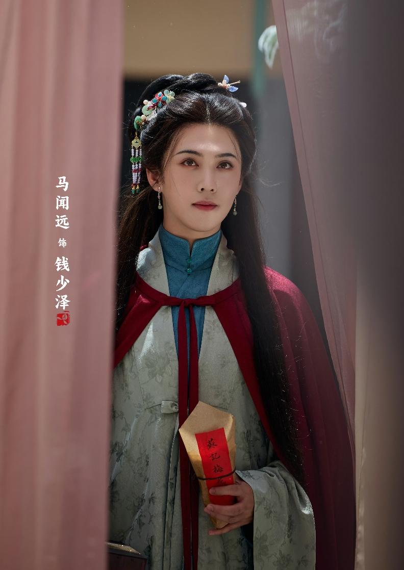 这个人最近男扮女装可火了，《兰香如故》里面真的毫无违和感，不仅是妆造认真，演员演