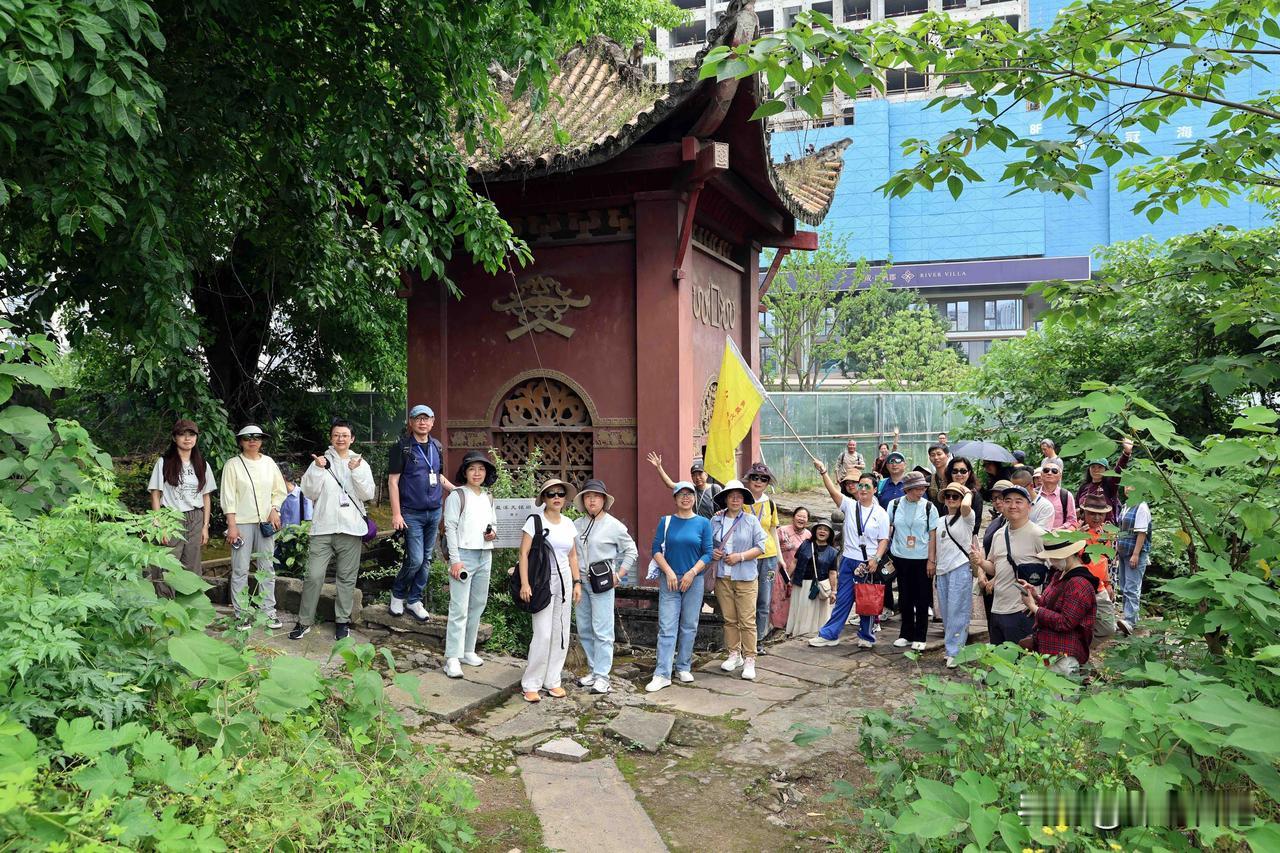 跟随重庆文保志愿者的脚步，走进两江新区石门老城腹地。探访盘溪无铭阙，徐悲鸿美术馆