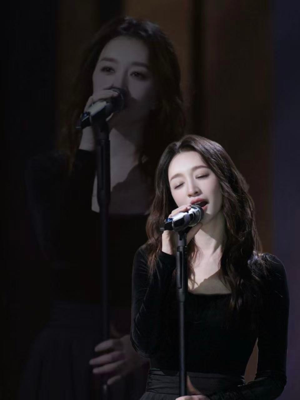 李小冉的正确打开方式 浪姐舞台上的她不怯场不假唱不记词不好听，但就是让人喜欢。因