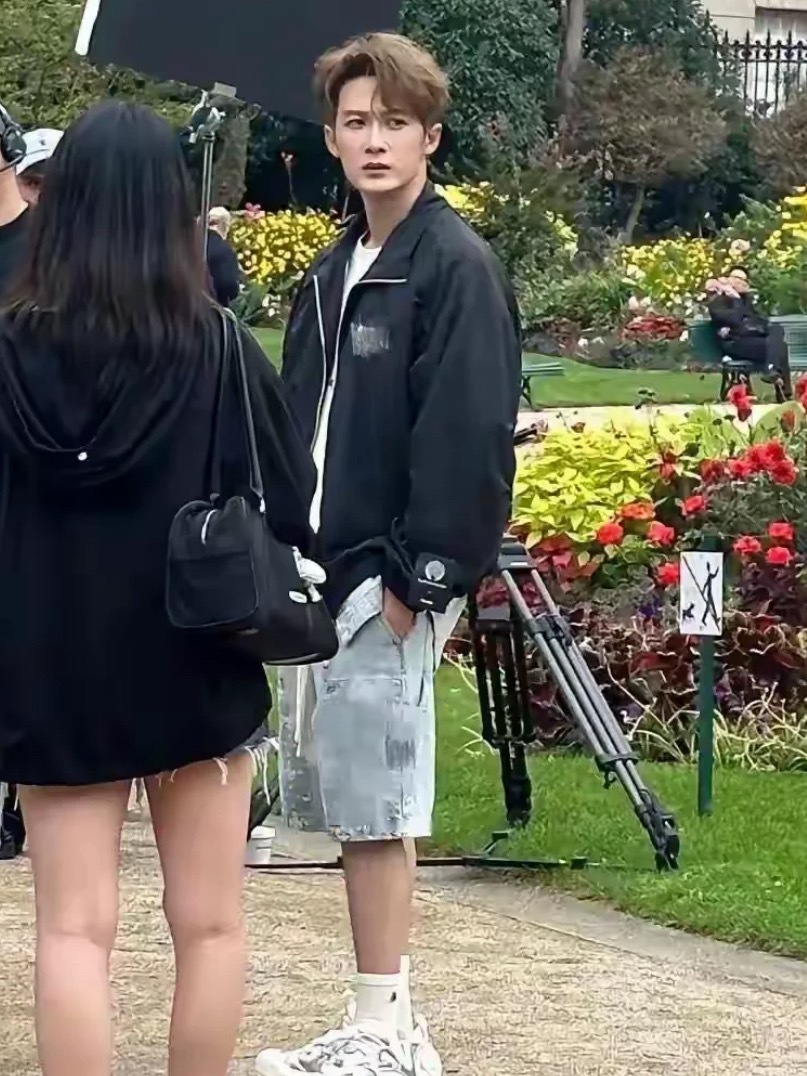 路人镜头里的檀健次个子不算高，身形清瘦却自带帅气感，真实又亮眼！像一个人形手办！
