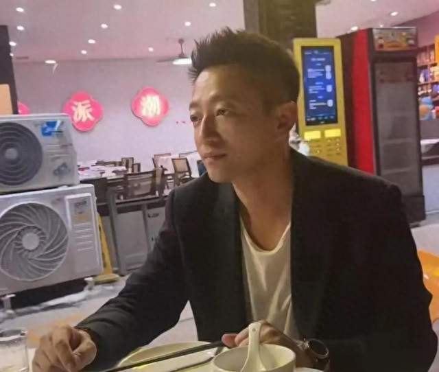 汪小菲带玥儿、汪宝逛街，玥儿长成大姑娘了，汪宝在姥姥怀里很乖