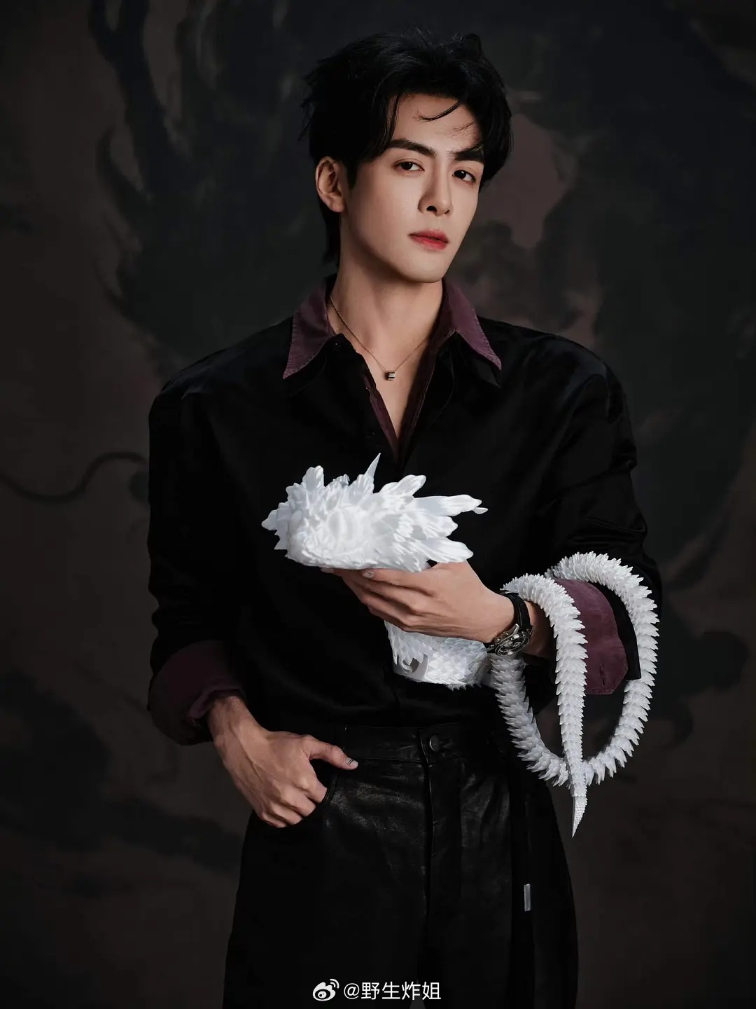 曾舜晞真-追剧团造型来了，all black真的很成熟很符合武拾光人设 