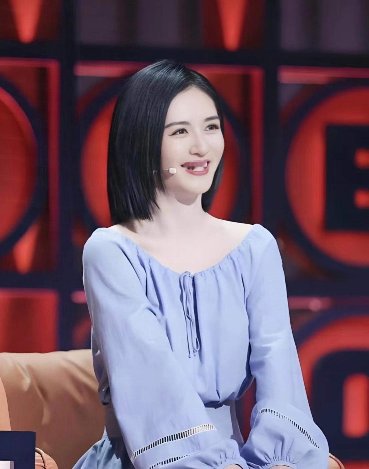 一觉醒来，
谢娜又要回归了！
而且不是回快乐大本营，而是主持
央视晚会，将于撒贝