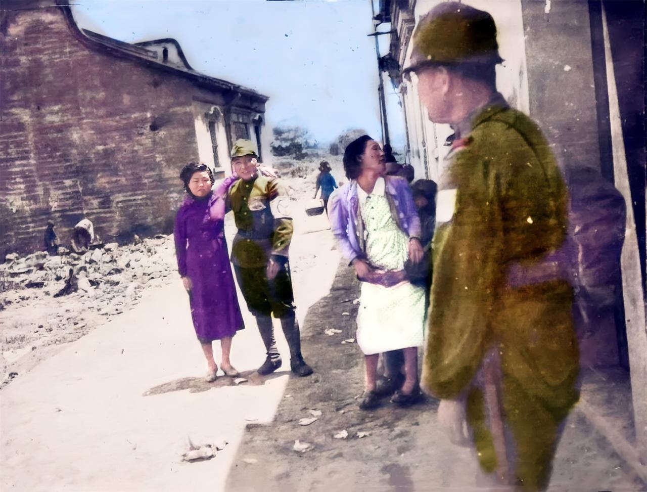 这是1938年日本华中派遣军的军医麻生彻男在上海江湾拍摄的一张照片。

在一所日