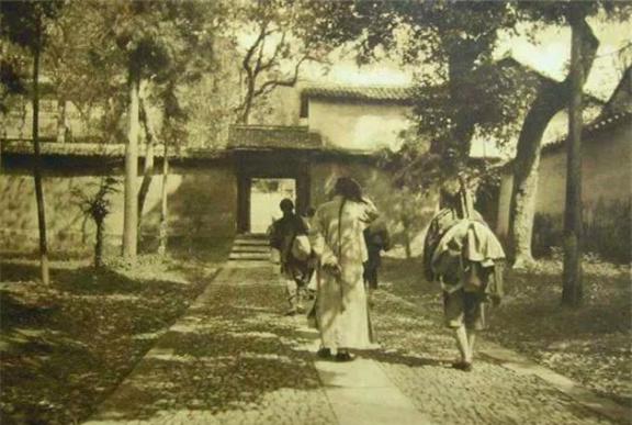 古代书生“进京赶考”，路上的山贼为何不敢劫掠？

古代那些背着书囊、揣着盘缠的书
