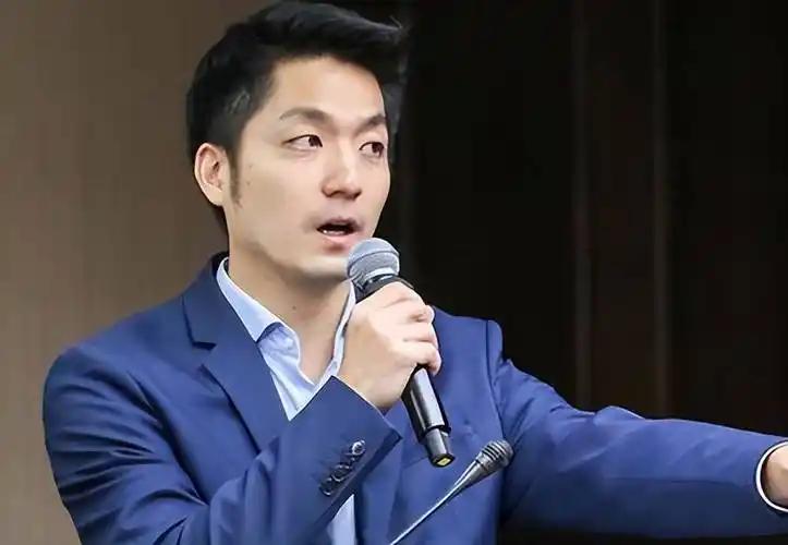 蒋万安这句话，真是给我们上了一课！

当着所有人的面，他被人直接将军：“你会不会