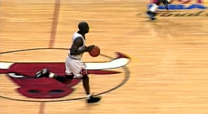 乔丹职业生涯最佳杂耍进球，右手换左手拉杆上篮