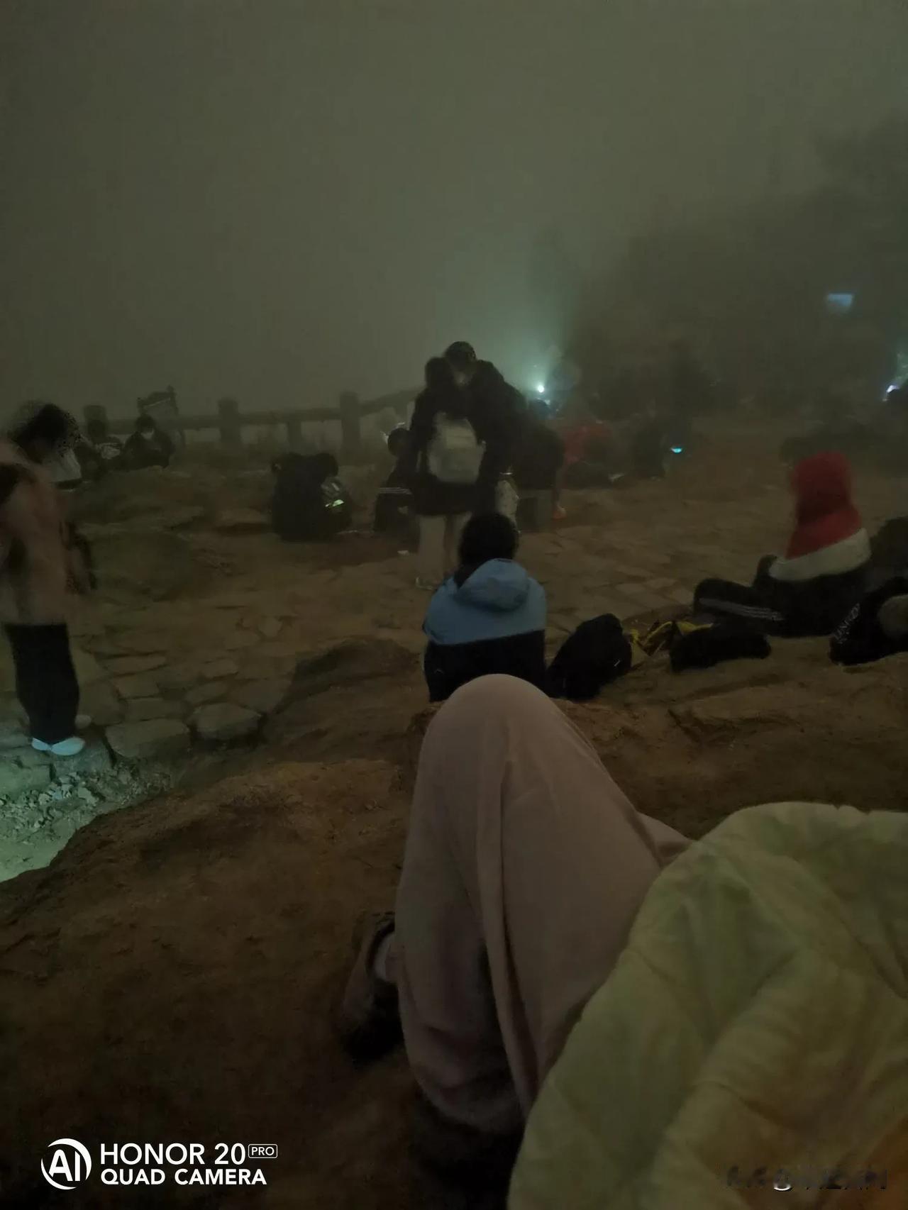 这就是夜爬泰山的窘迫！
无尽的楼梯，永远爬不完，
你买了便宜的水，谁知道上面还有