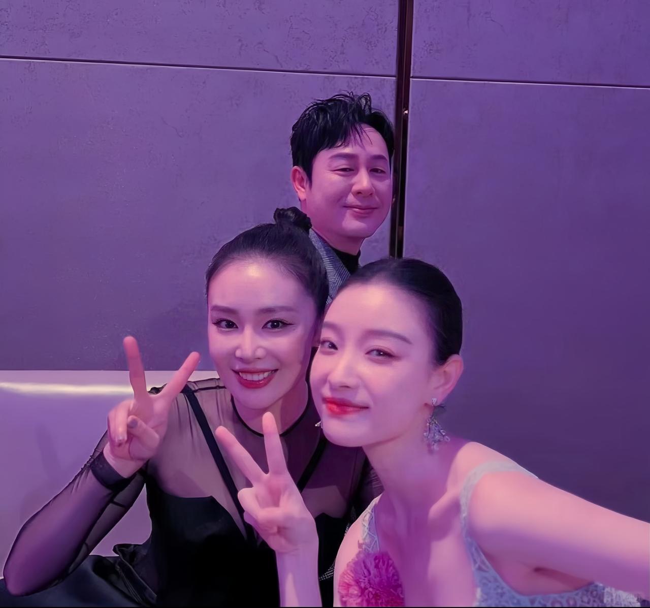 倪妮与高叶合影，两人的发型都很考验五官，hold得住的话，气场立马就不一样了。