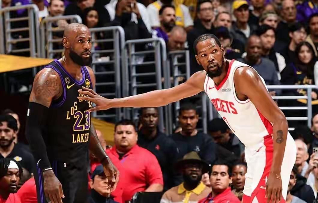 杜兰特：老哥，你是如何破解包夹的？
詹姆斯：我教你一招，吸引防守包夹，要迅速出球