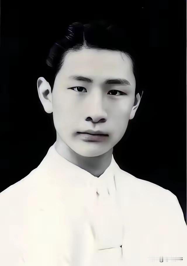 1940年，熟睡中的冯运修，突然感觉不对劲，好像是日军包围他家了。他从枕头下摸出