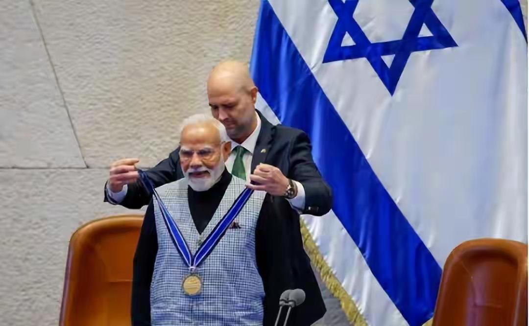 莫迪访问“父国”以色列回来，突然对巴基斯坦重兵压境，要在巴阿战火分一杯羹
 
南