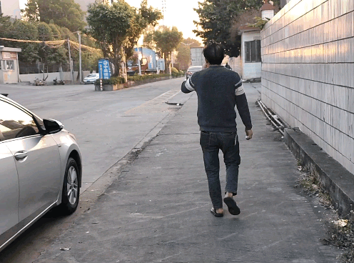 冬日生活打卡季元月9日晨，迎着朝霞上班，脚蹬人字拖，边走边喝着东鹏特饮，这哥潇洒