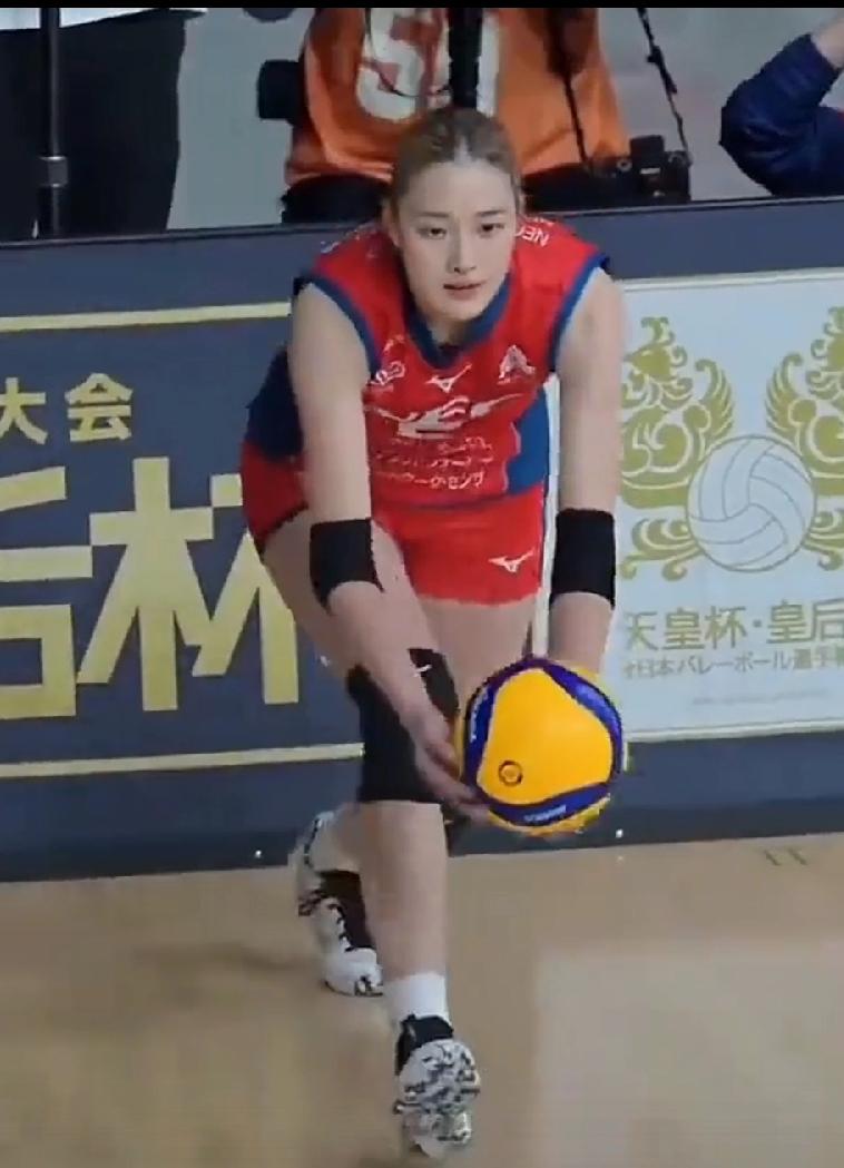日本女排虽然成绩不算很好，但却常常有颜值很高的美女运动员。