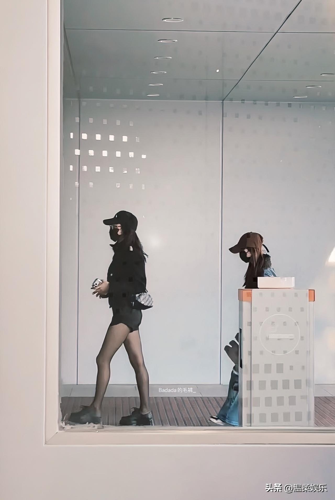 迪丽热巴回来之后大变样！
直接上演黑丝姐姐！
头发剪短了，用帽子🧢遮着！就后面