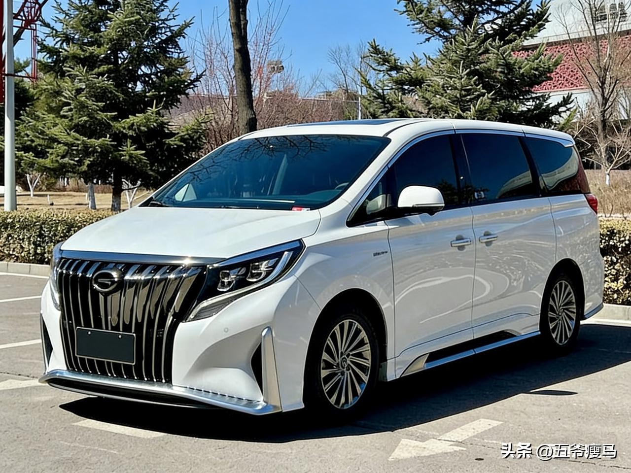 这款车搭载2.0T混动系统，动力响应快且油耗表现出色，日常家用通勤、长途出行都毫