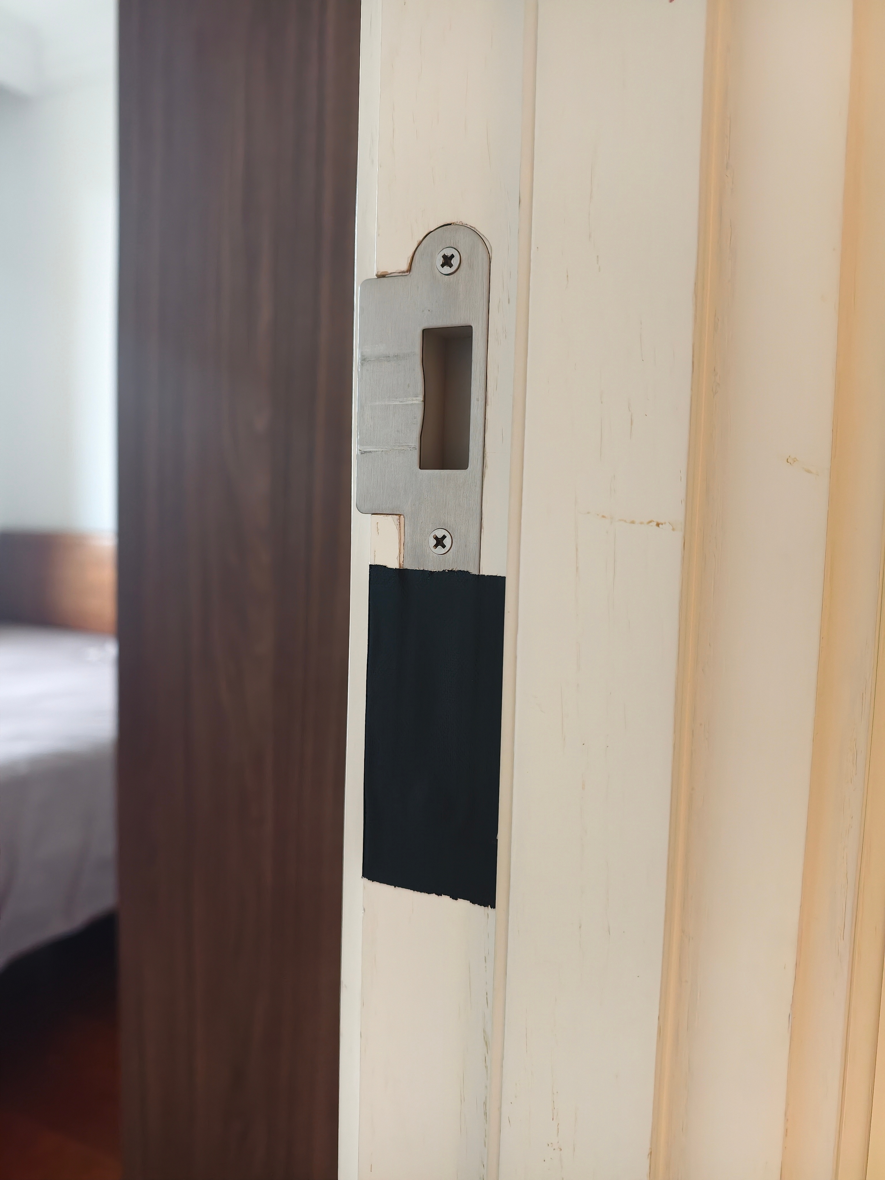 家里有幼崽的朋友们，记得拿个胶带把反锁的锁孔贴上...小朋友一个不小心就会去玩那