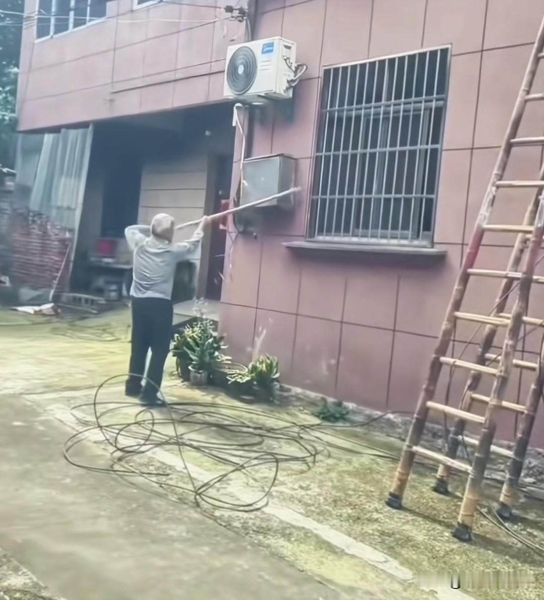 村里要拉宽带，预算有限，刚装好的箱子被大爷挖了，坚决不同意装他家墙上。有人说安装