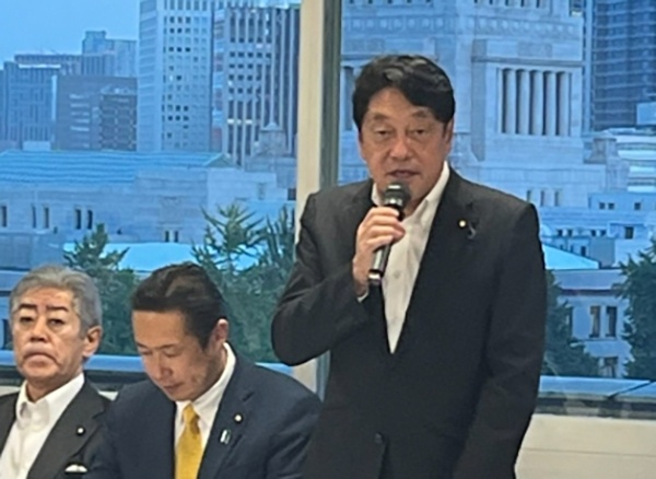 【#日本议员指责特朗普欺人太甚#】面对美国关税和国内选举的内忧外患，日本政府出乎