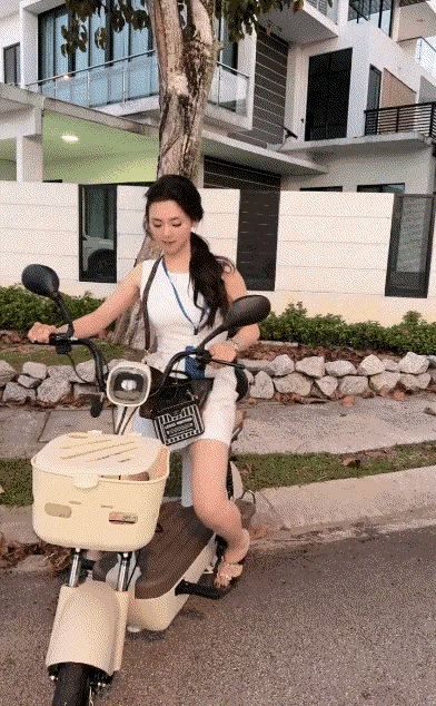 这个女子也太懦弱了，被这个男人掐了一把耳朵之后，没有做出激烈的反应，由此分析这个