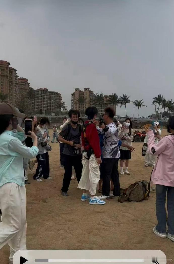 张万森天上下小孩了 张万森下小孩了 小四代居然去体验跳伞了  